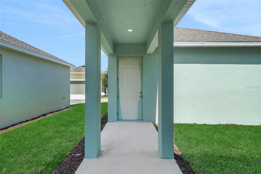 Exterior details and patio area of a home in Crossroads at Kelly Park, Apopka (Image 25).
