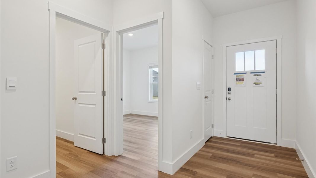 Spacious, unfurnished interior of a new home in Millstone Village, Morristown (Image 9).