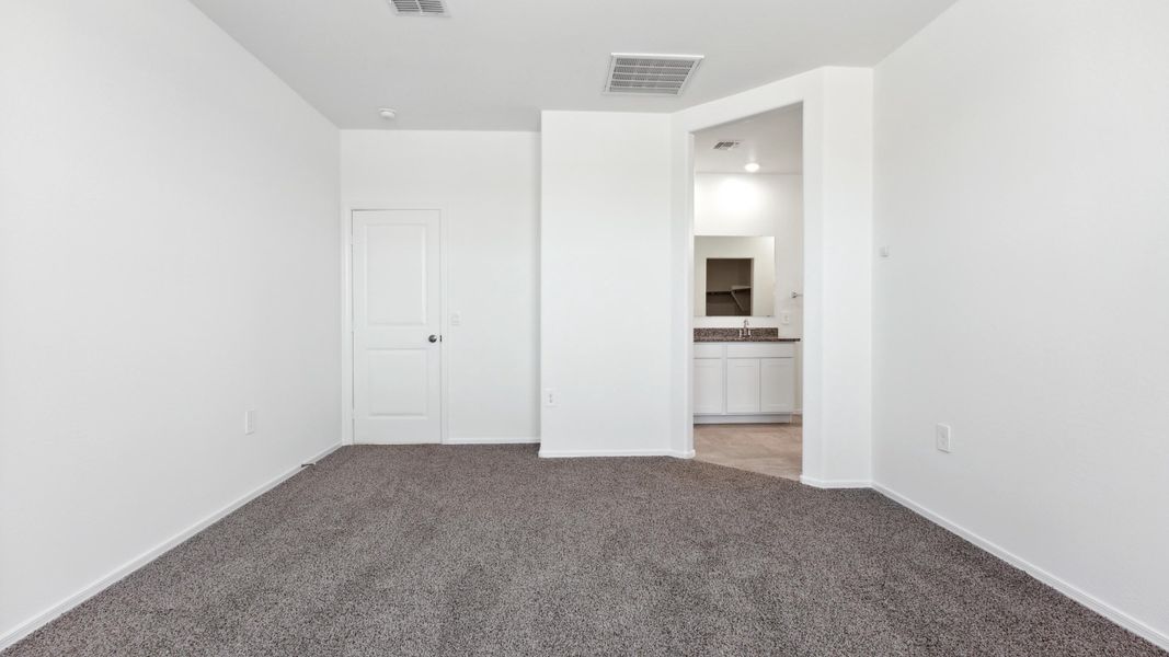 Spacious, unfurnished interior of a new home in Quail Ranch, San Tan Valley (Image 14).