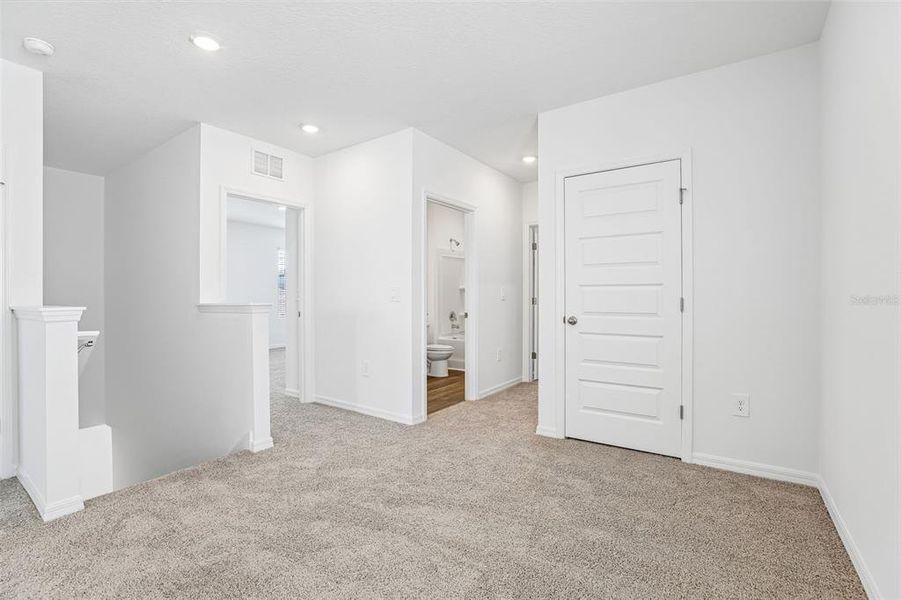 Spacious, unfurnished interior of a new home in Avalon Park Tavares, Tavares (Image 28).