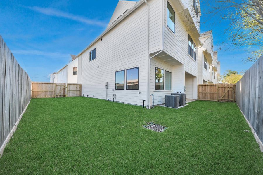 Exterior details and patio area of a home in Caywood Place, Houston (Image 4).
