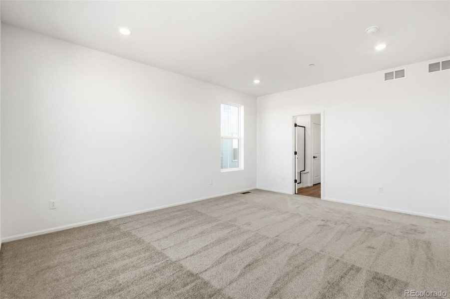 Spacious, unfurnished interior of a new home in The Nest Classic at Canyon Creek, Erie (Image 25).