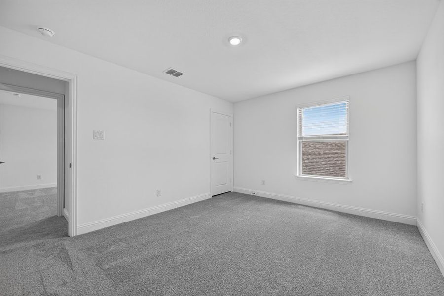 Spacious, unfurnished interior of a new home in Madero 50s, Fort Worth (Image 24).