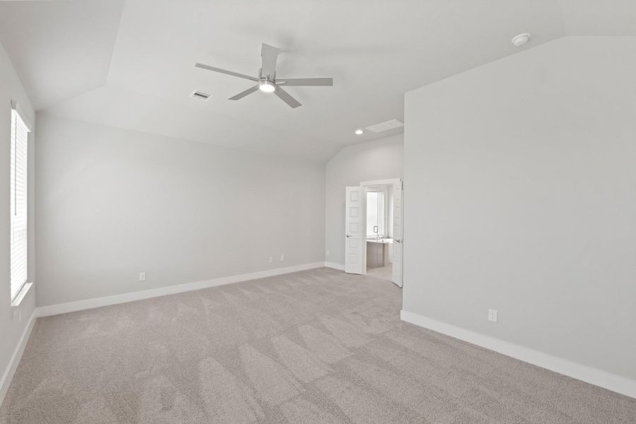 Spacious, unfurnished interior of a new home in Briarwood Crossing, Rosenberg (Image 27).
