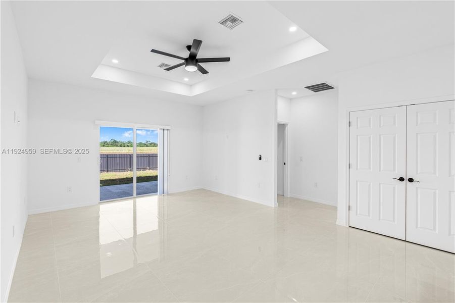 Spacious, unfurnished interior of a new home in , Lehigh Acres (Image 18).