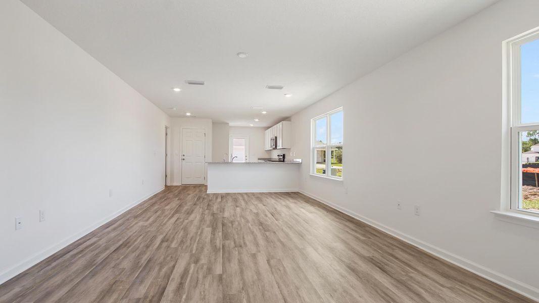 Spacious, unfurnished interior of a new home in Owl's Head East, Freeport (Image 10).