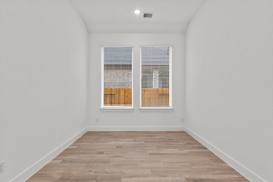 Spacious, unfurnished interior of a new home in Blue Heron, Mont Belvieu (Image 27).