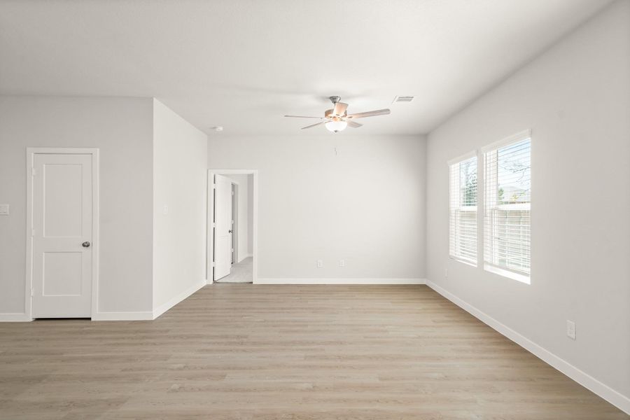 Spacious, unfurnished interior of a new home in Lakes at Crockett Martin, Conroe (Image 16).