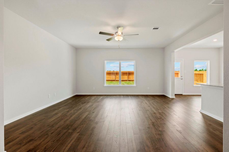 Spacious, unfurnished interior of a new home in Pinewood Trails, Cleveland (Image 15).
