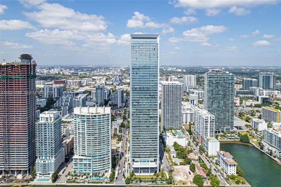 Condo located in Miami, FL showcasing its design and architecture (Image 32).
