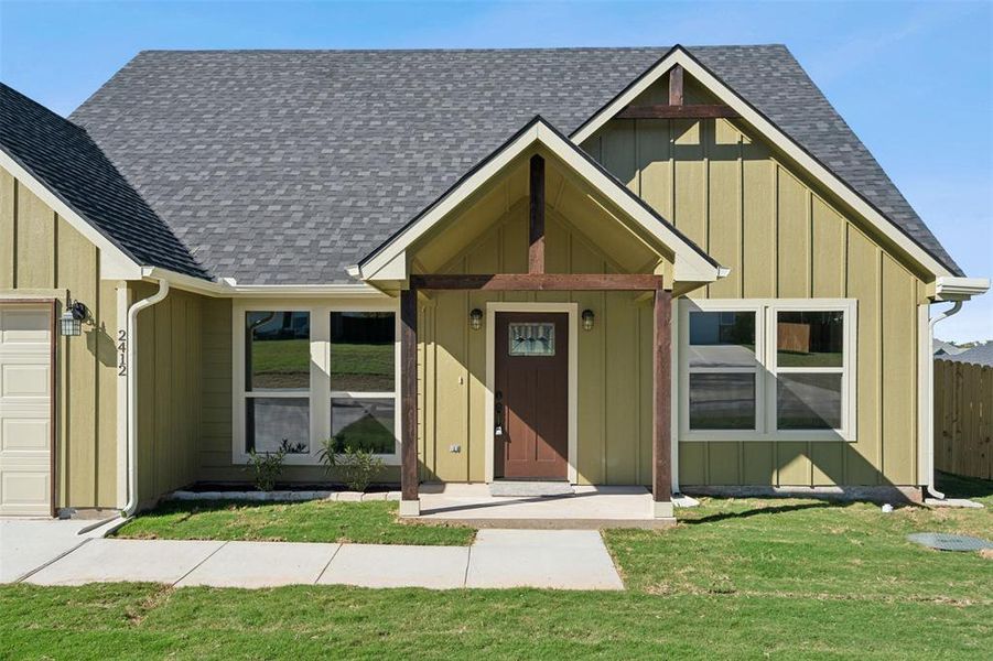 View of front facade with a front lawn