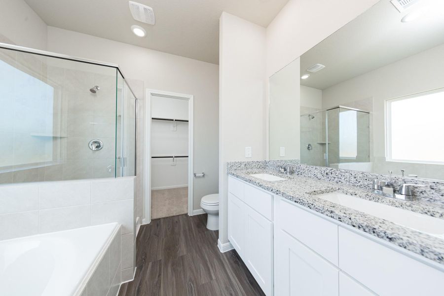 Furnished interior view inside a new home in Mackenzie Creek, Conroe (Image 9).