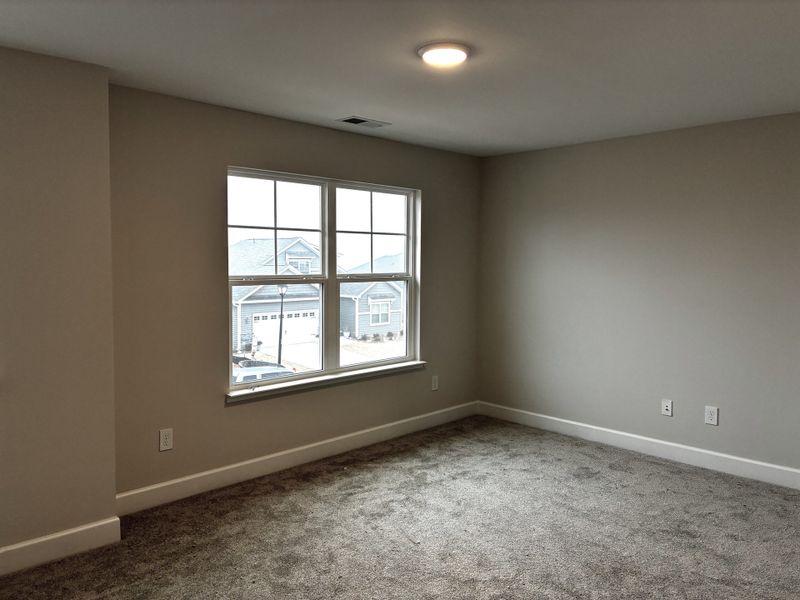 Spacious, unfurnished interior of a new home in Holly Ridge, Greenville (Image 11).