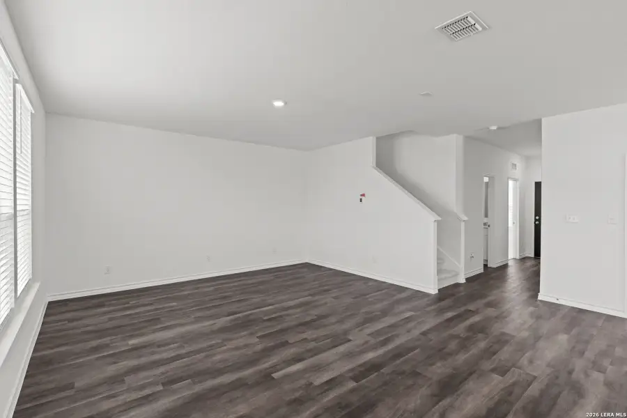 Spacious, unfurnished interior of a new home in Cinco Lakes, San Antonio (Image 32).