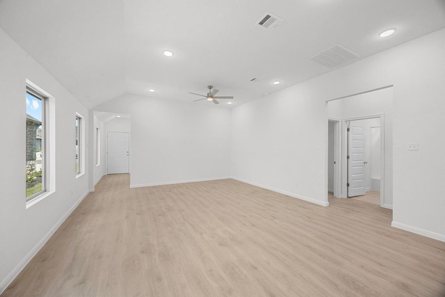 Spacious, unfurnished interior of a new home in Trinity Ranch, Elgin (Image 11).
