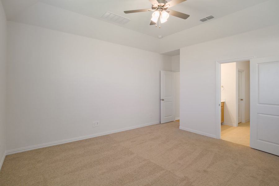 Spacious, unfurnished interior of a new home in Saratoga, Aubrey (Image 23).