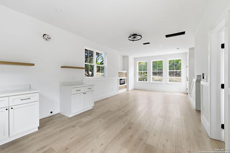 Spacious, unfurnished interior of a new home in , Bandera (Image 20).