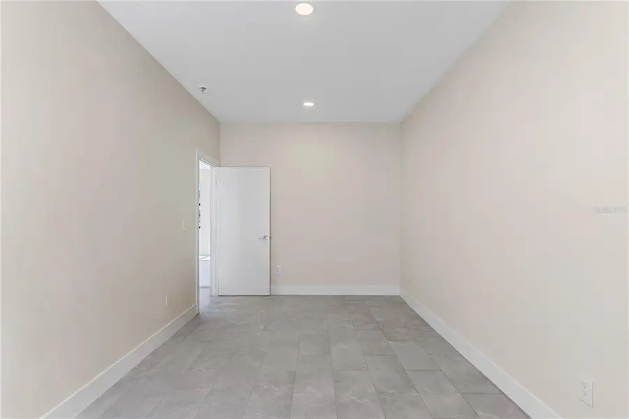 Spacious, unfurnished interior of a new home in , Tampa (Image 23).