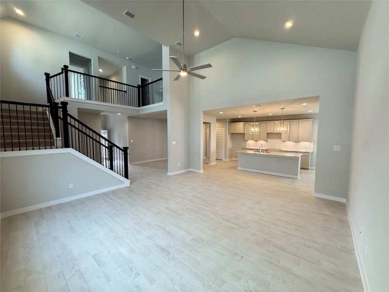 Spacious, unfurnished interior of a new home in Huntington Place, Rosharon (Image 5).