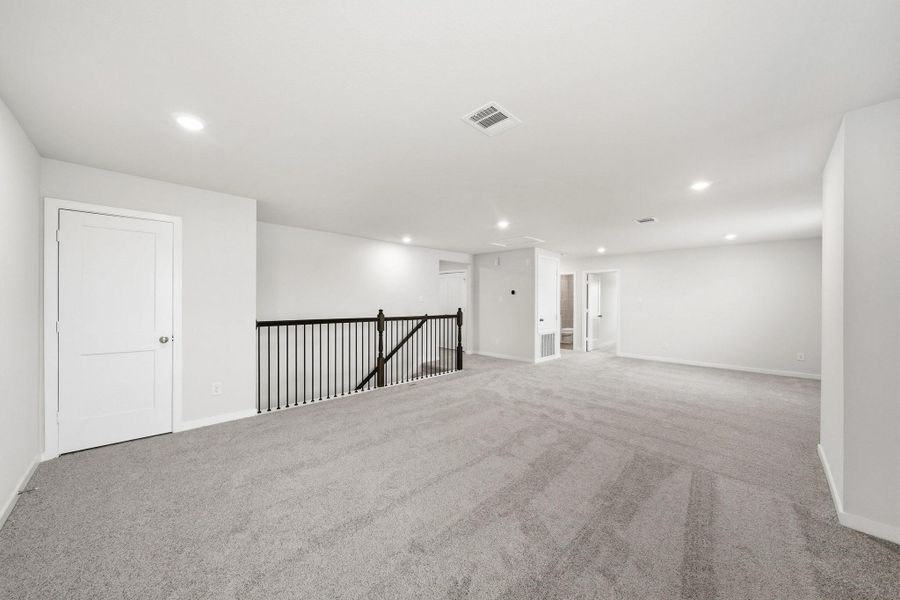 Spacious, unfurnished interior of a new home in Country Creek, Mont Belvieu (Image 12).