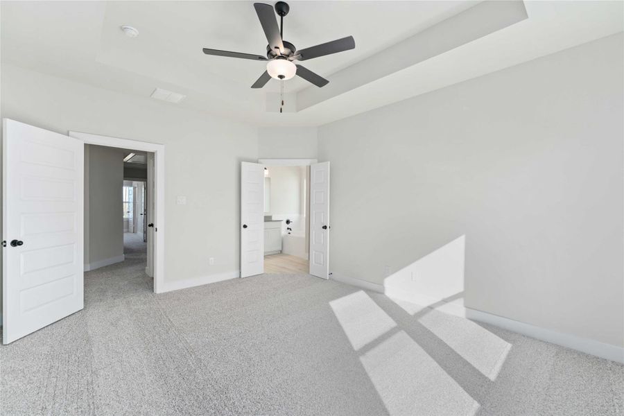 Spacious, unfurnished interior of a new home in Alicante, Houston (Image 16).