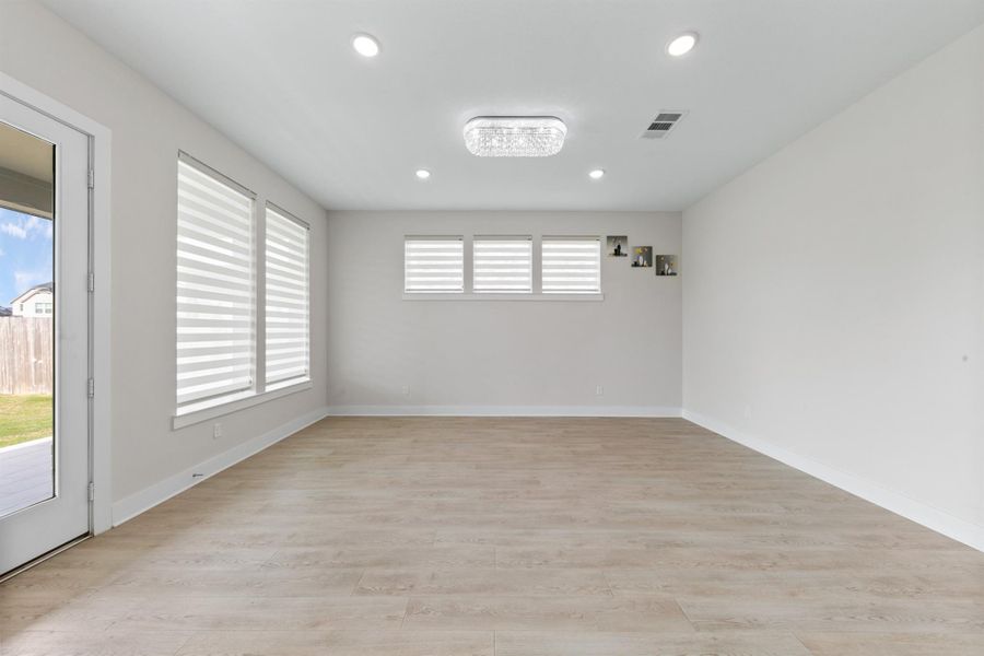 Spacious, unfurnished interior of a new home in Trillium, Richmond (Image 40).