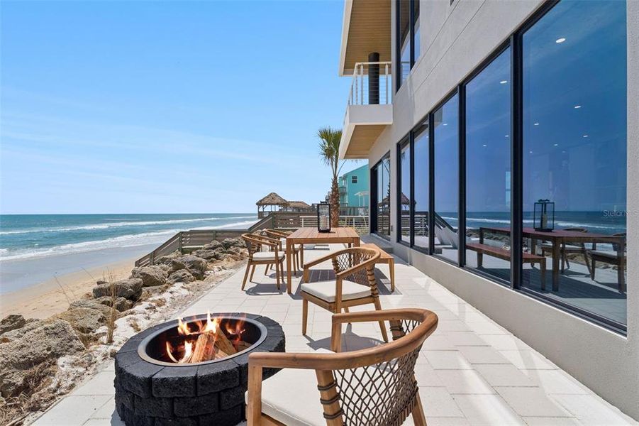 Condo located in New Smyrna Beach, FL showcasing its design and architecture (Image 4).