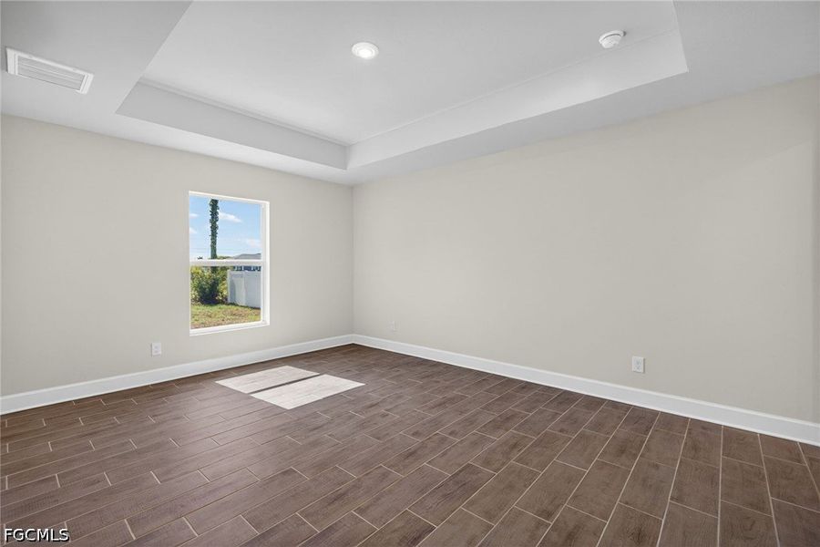 Spacious, unfurnished interior of a new home in Cape Coral, Cape Coral (Image 16).
