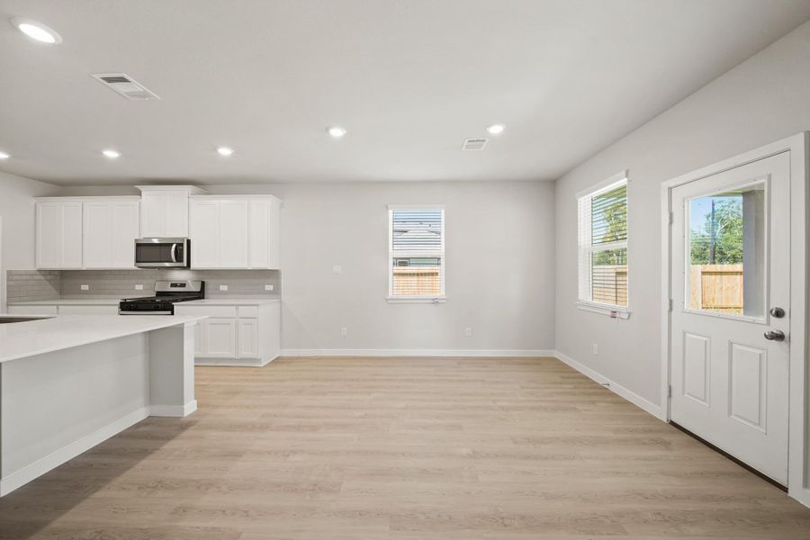 Spacious, unfurnished interior of a new home in Russell Ranch, Bay City (Image 30).