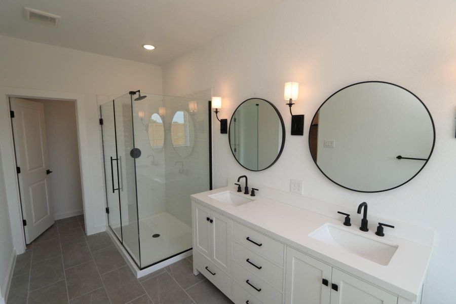 Luxurious primary bath