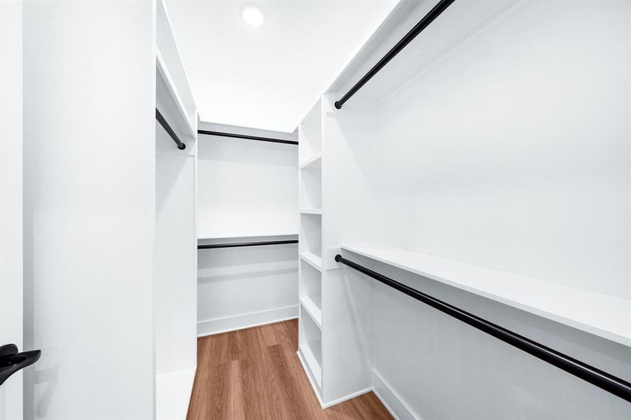 Spacious, unfurnished interior of a new home in , Mineola (Image 18).