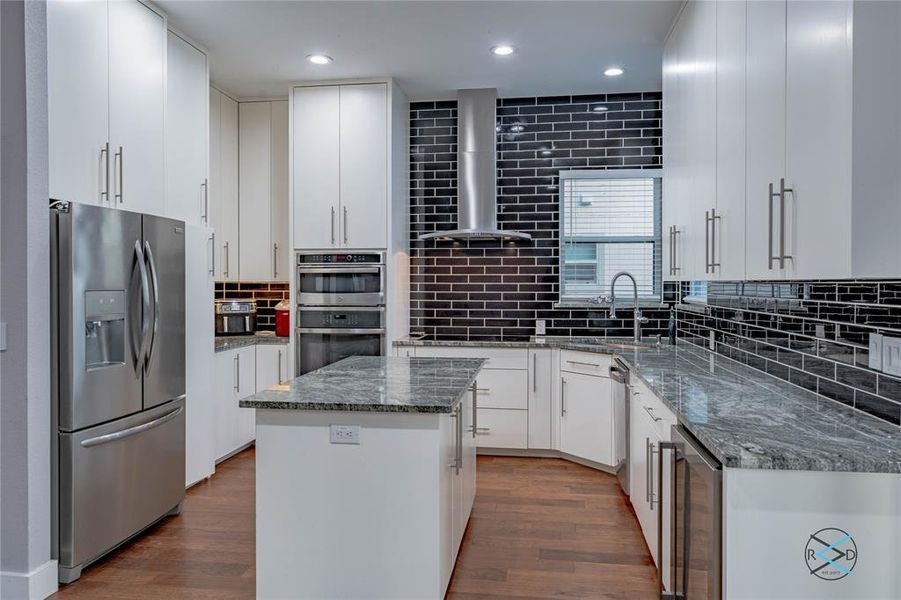 Kitchen with built ins, custom cabinetry ,island, granite, Lots of counter spoace!