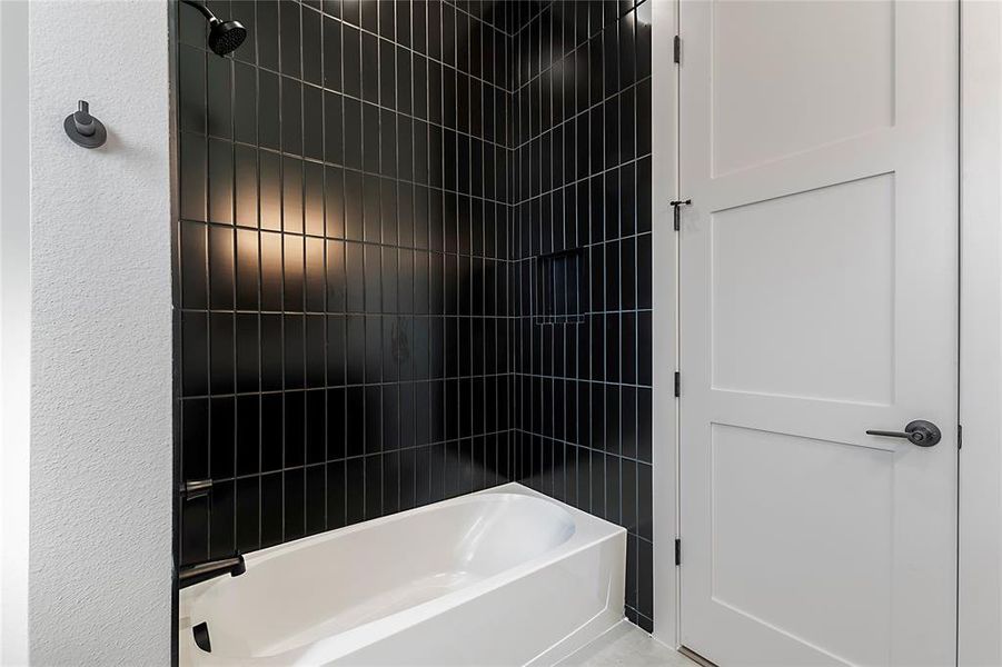 Bathroom with tiled shower / bath