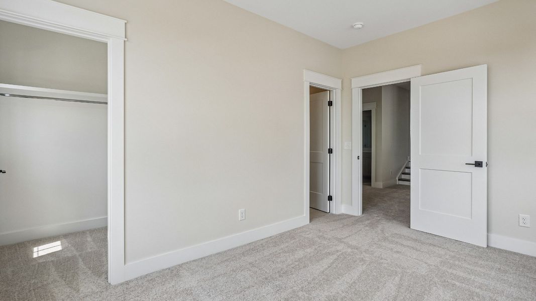 Guest bedroom with en-suite bathroom and walk-in closet