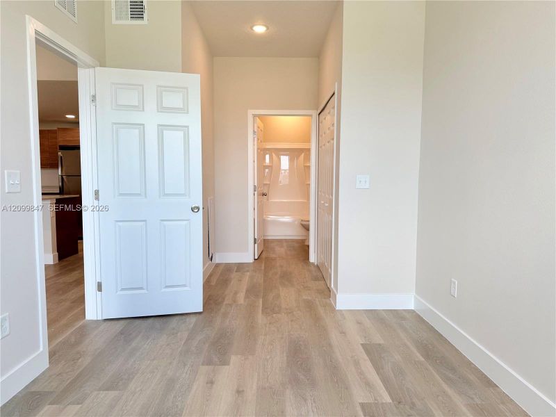 Spacious, unfurnished interior of a new home in , Orlando (Image 7).