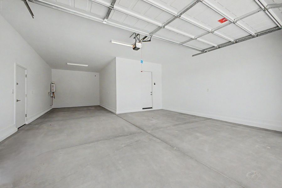 Spacious, unfurnished interior of a new home in Frontera, Surprise (Image 13).