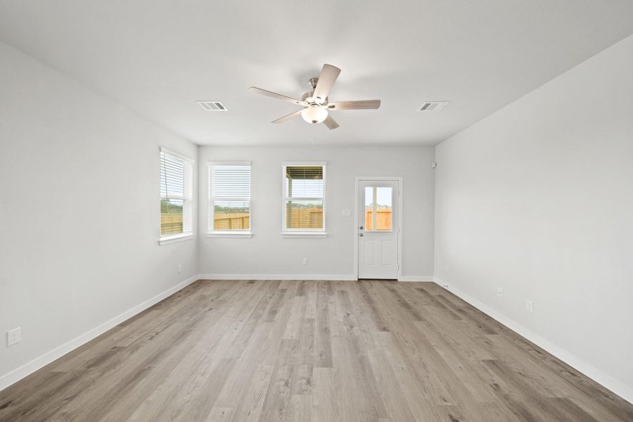 Spacious, unfurnished interior of a new home in Valor Park, Bay City (Image 13).