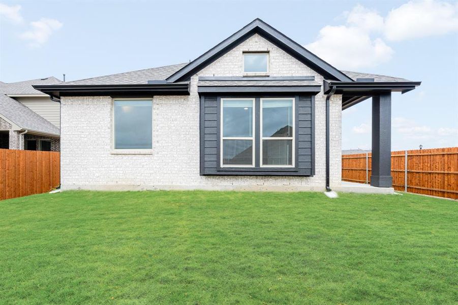 Exterior details and patio area of a home in Star Ranch, Godley (Image 4).