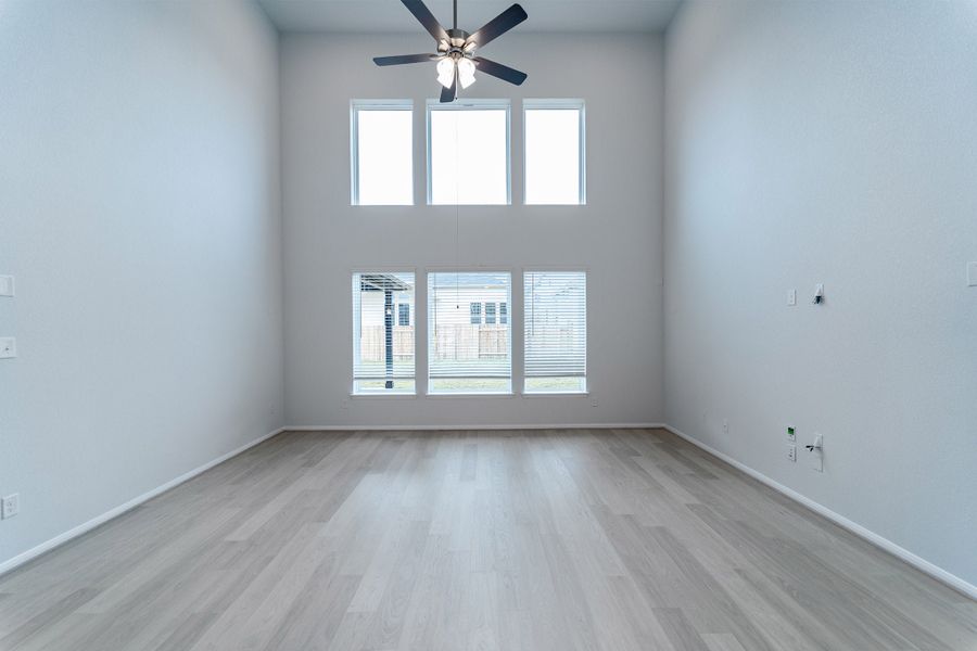 Spacious, unfurnished interior of a new home in Sunfield, Buda (Image 12).