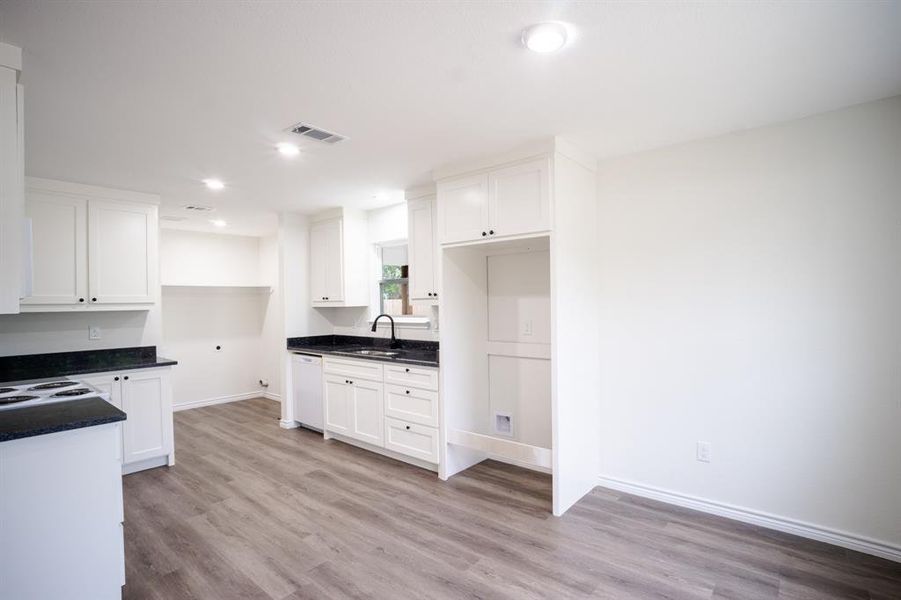 Furnished interior view inside a new home in , Mexia (Image 7).