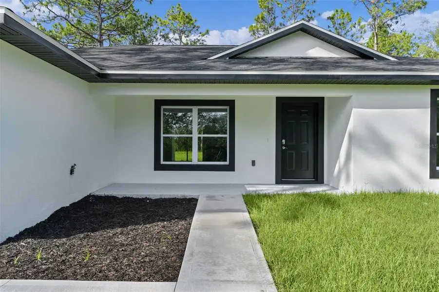 Exterior details and patio area of a home in , Citrus Springs (Image 4).