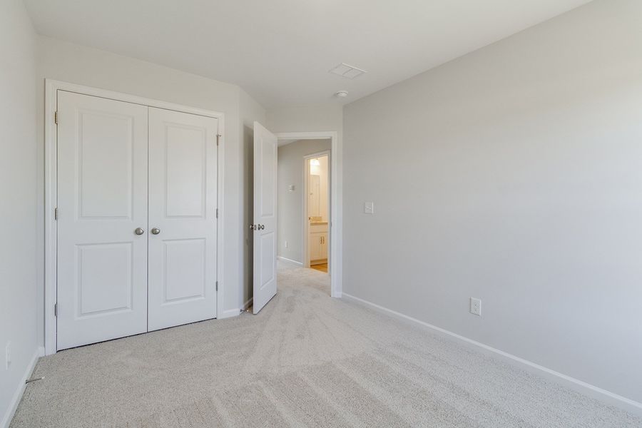 Spacious, unfurnished interior of a new home in Astoria, Columbia (Image 27).
