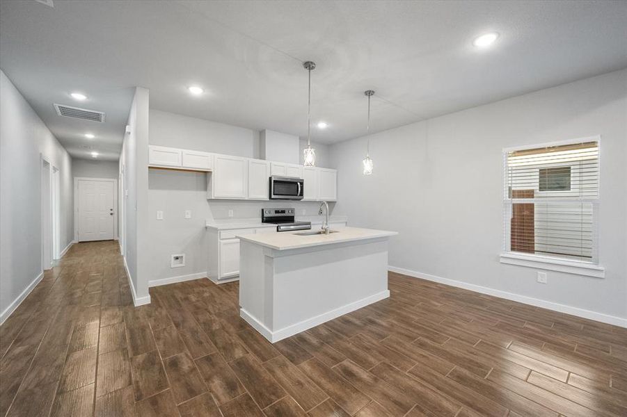 Furnished interior view inside a new home in , Corsicana (Image 10).