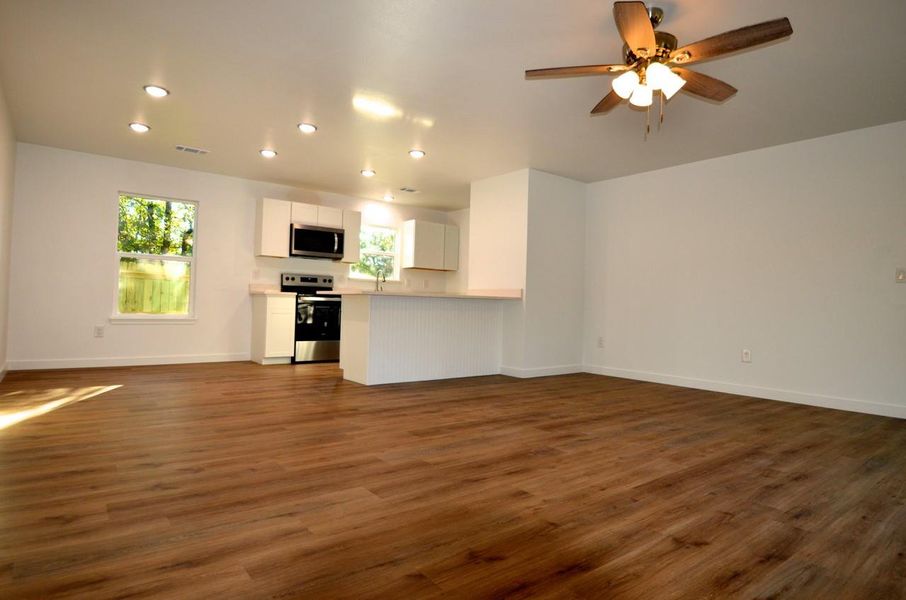Spacious, unfurnished interior of a new home in , Kingsland (Image 9).