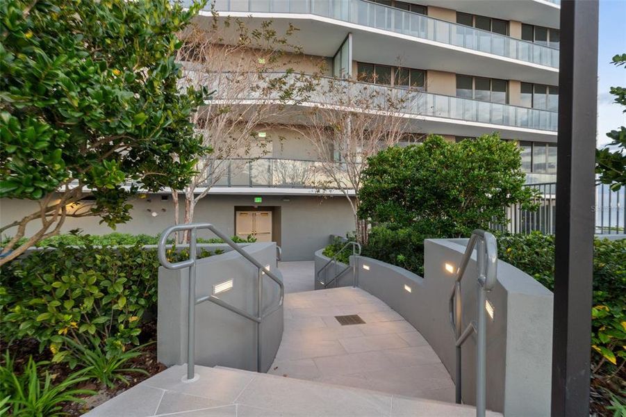 Condo located in Tampa, FL showcasing its design and architecture (Image 37).