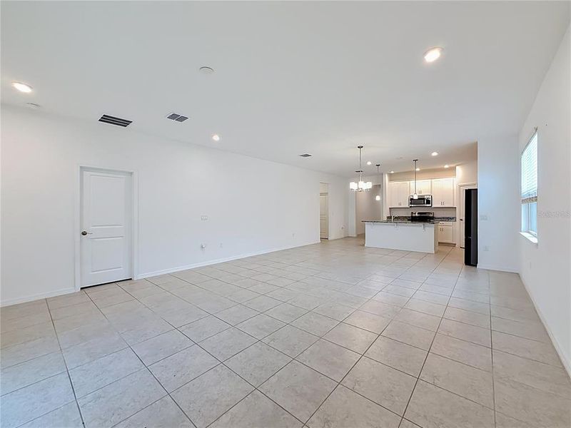 Spacious, unfurnished interior of a new home in , Mascotte (Image 16).