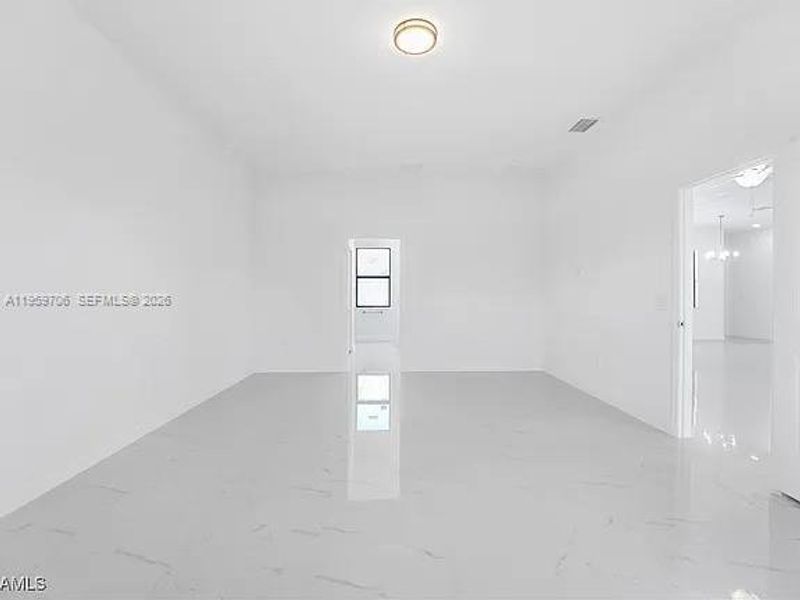 Spacious, unfurnished interior of a new home in , Lehigh Acres (Image 12).
