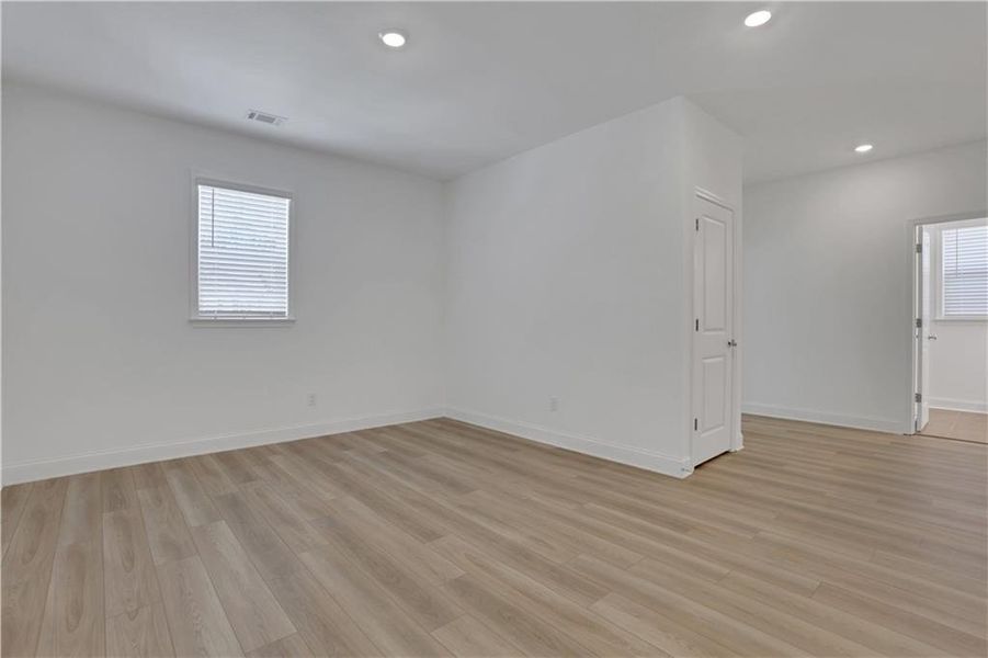 Spacious, unfurnished interior of a new home in Bailey Fence, Dacula (Image 30).