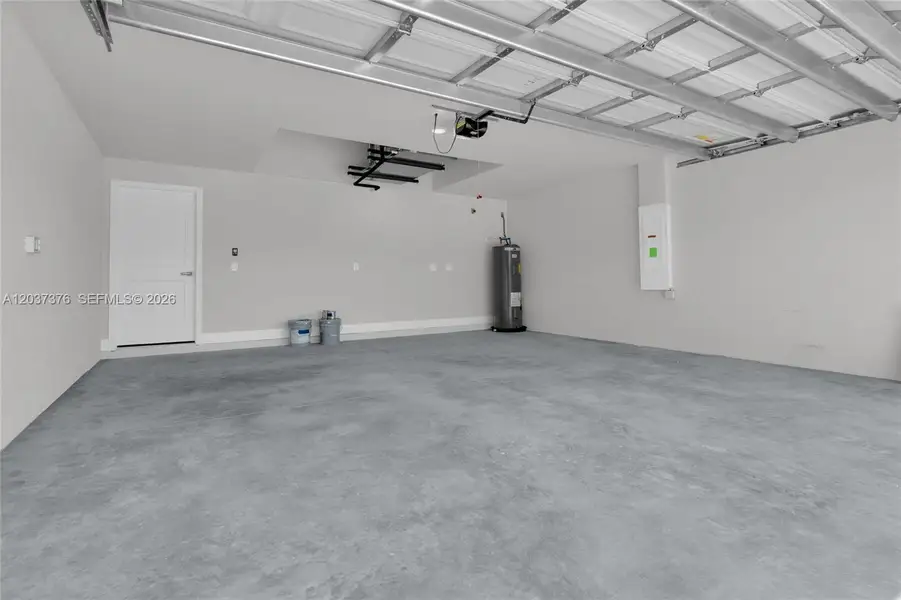 Spacious, unfurnished interior of a new home in , Lehigh Acres (Image 22).