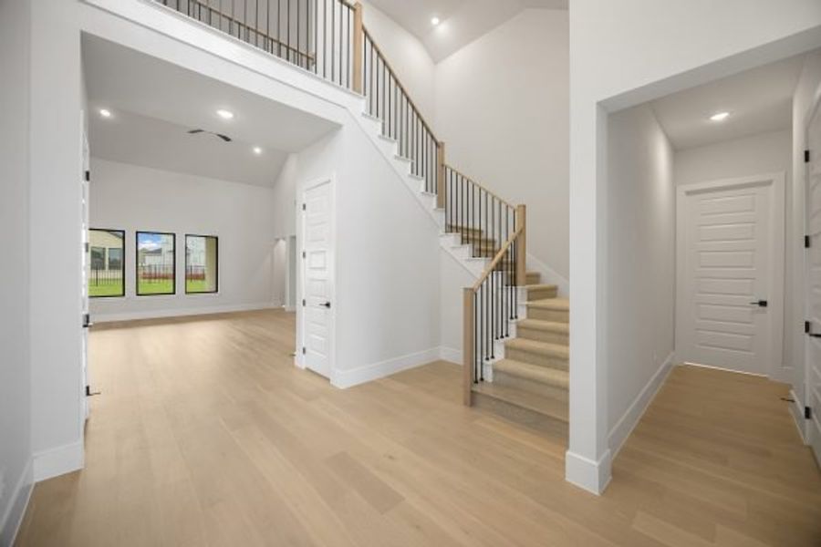 Spacious, unfurnished interior of a new home in Heath Golf and Yacht Club, Heath (Image 27).
